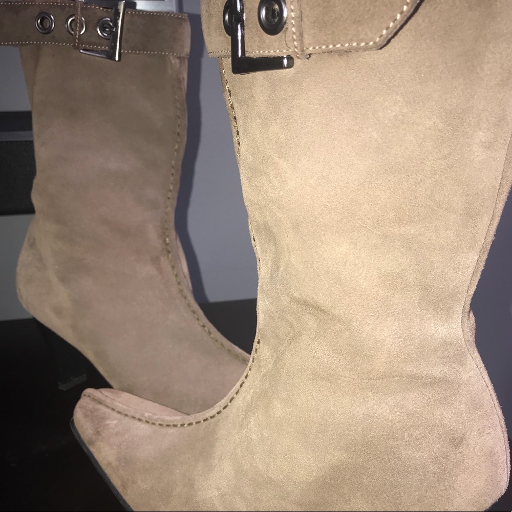 Women’s boots size 9